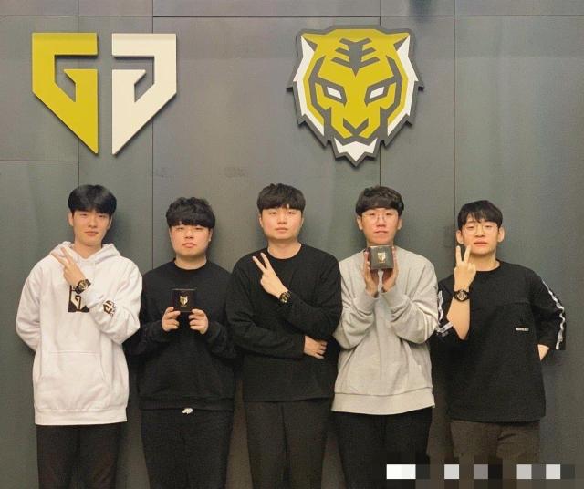 赛前广场内 赛前广场内